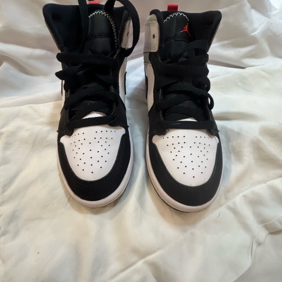 Air Jordan 1 Mid. White, Black, Red Spruce - Picture 5 of 9